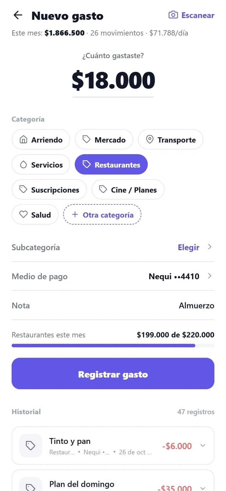 Pantalla real de FinancyAI: registro rápido de un gasto con monto, categoría y medio de pago